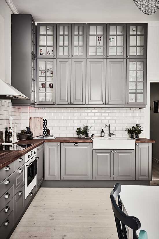 IKEA gray kitchen with traditional cabinets and glass doors #kitchen #graycabinets #graypaint #graykitchencabinets #homedecor #decoratingideas #decorhomeideas