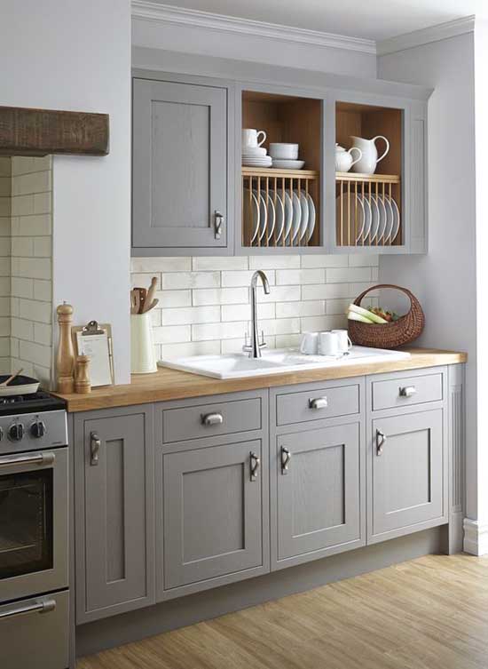 Traditional kitchen with gray cabinets and wooden floor #kitchen #graycabinets #graypaint #graykitchencabinets #homedecor #decoratingideas #decorhomeideas