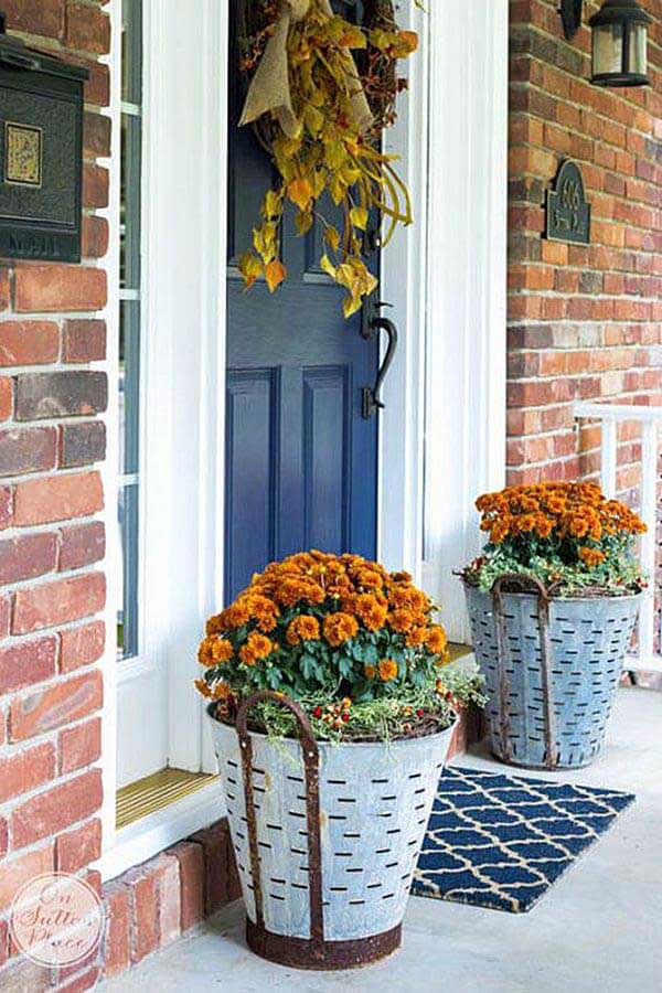 Metal olive bucket fall flower pot planters #flowerpot #planter #gardens #gardenideas #gardeningtips #decorhomeideas