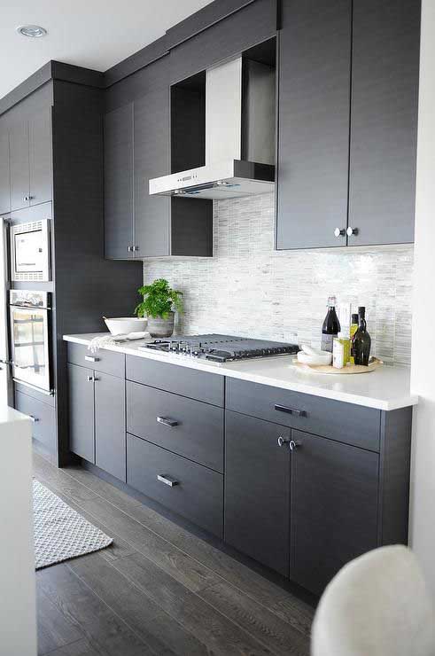 Modern dark gray kitchen #kitchen #graycabinets #graypaint #graykitchencabinets #homedecor #decoratingideas #decorhomeideas