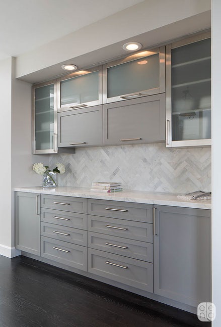 Modern gray cabinets with frosted glass and brushed iron accent #kitchen #graycabinets #graypaint #graykitchencabinets #homedecor #decoratingideas #decorhomeideas