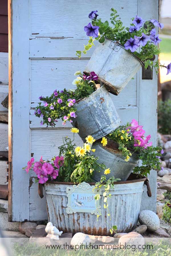 Old metal bucket curvy flower planter #flowerpot #planter #gardens #gardenideas #gardeningtips #decorhomeideas