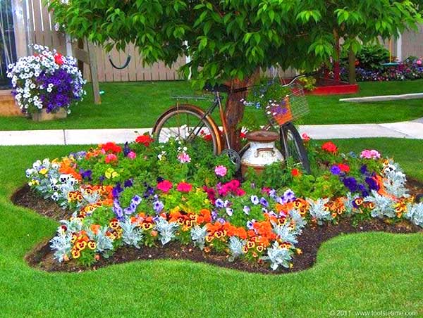 Old recycled bicycle flower garden. #gardens #gardening #gardenideas #gardeningtips #decorhomeideas