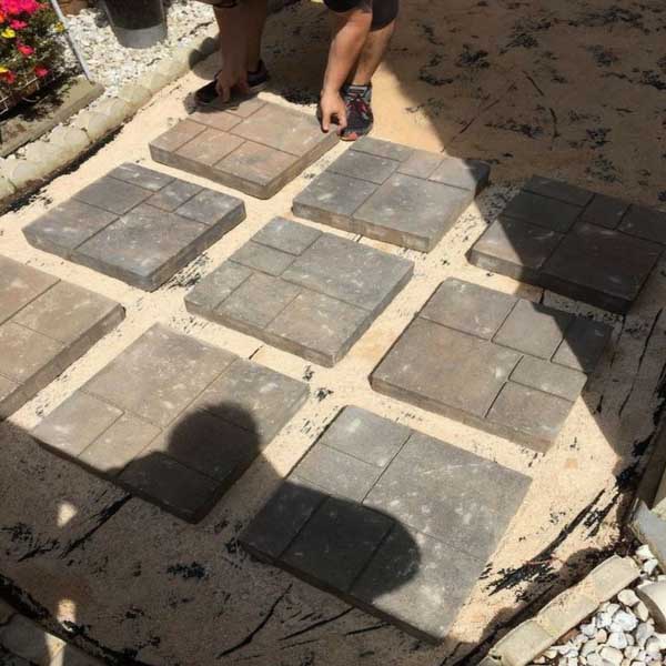 Backyard makeover with concrete pavers #diy #backyard #garden #makeover #decorhomeideas