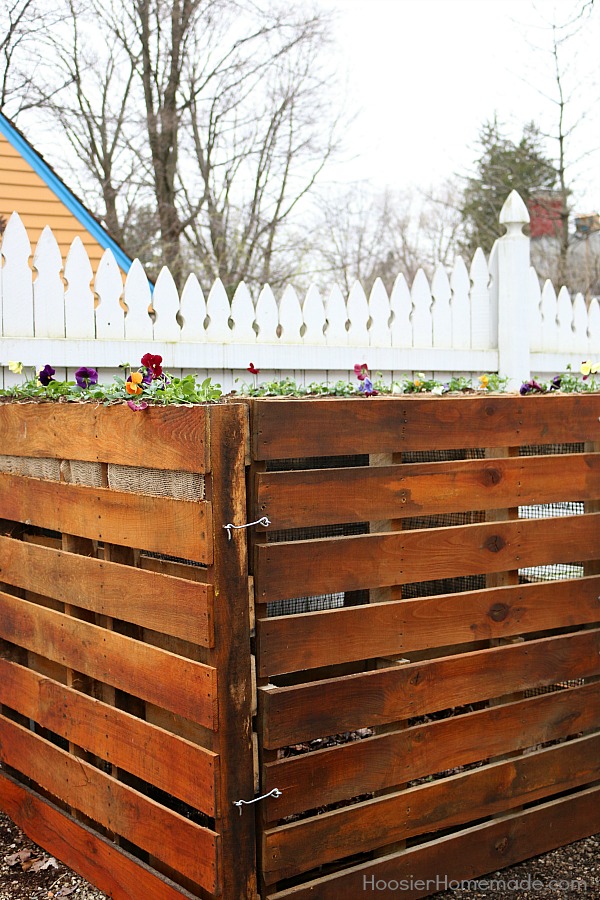 DIY wooden pallet compost bin #diy #compost #wooden #gardeningtips #backyard #decorhomeideas