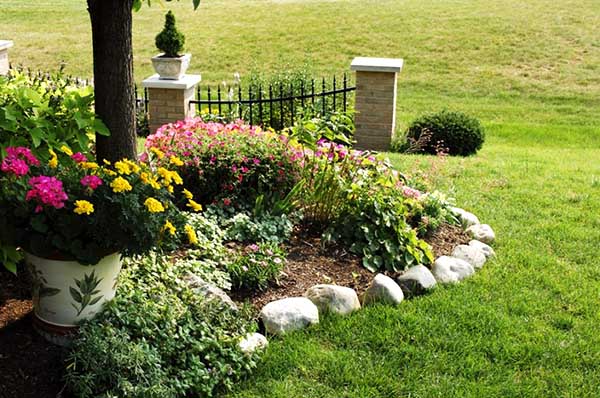 Small flowers garden with rock edging border. #gardens #gardening #gardenideas #gardeningtips #decorhomeideas