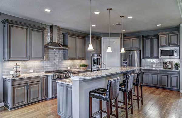 Traditional kitchen with gray cabinets and breakfast bar island #kitchen #graycabinets #graypaint #graykitchencabinets #homedecor #decoratingideas #decorhomeideas