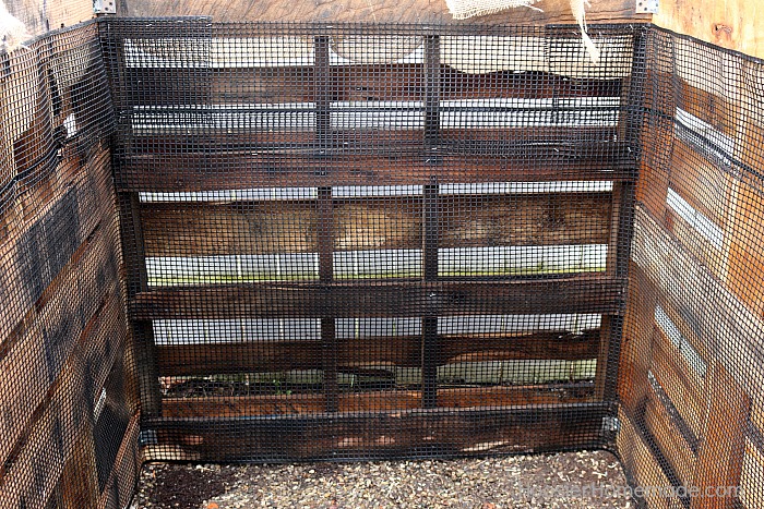 Wooden pallet compost bin walls #diy #compost #wooden #gardeningtips #backyard #decorhomeideas