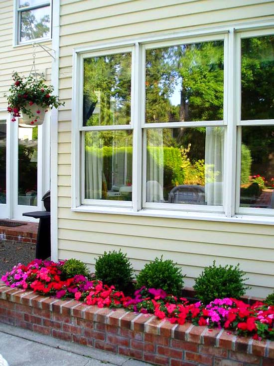 Brick Flower Bed Around House #flowerbed #brick #garden #gardenideas #landscaping #gardening #decorhomeideas