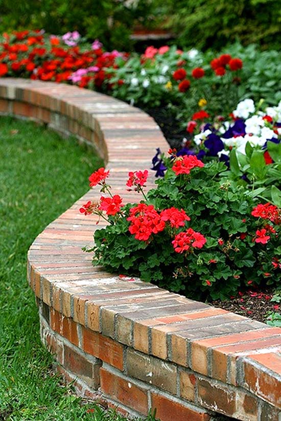 Brick Flower Bed Edging Idea #flowerbed #brick #garden #gardenideas #landscaping #gardening #decorhomeideas