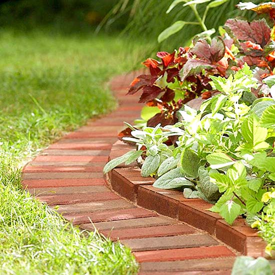Brick flower bed lawn edging #flowerbed #brick #garden #gardenideas #landscaping #gardening #decorhomeideas