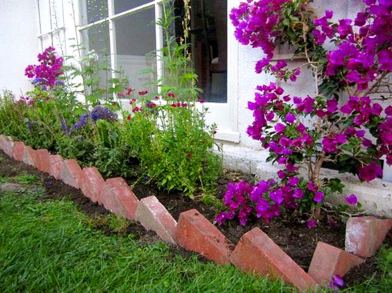 Inclined Bricks Flower Bed #flowerbed #brick #garden #gardenideas #landscaping #gardening #decorhomeideas