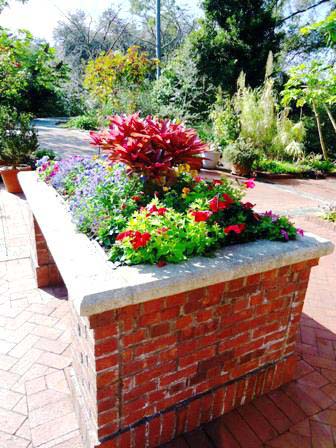 Raised garden brick flower bed #flowerbed #brick #garden #gardenideas #landscaping #gardening #decorhomeideas