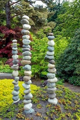 Stacked stones on a pole garden decoration #gardens #gardening #gardenideas #gardeningtips #decorhomeideas