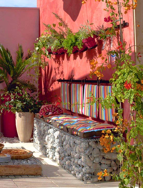 Bench made of pebbles and wire mesh #gardens #gardening #gardenideas #gardeningtips #decorhomeideas