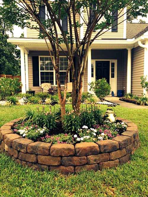 Brick built flower bed around tree #flowerbed #brick #garden #gardenideas #landscaping #gardening #decorhomeideas