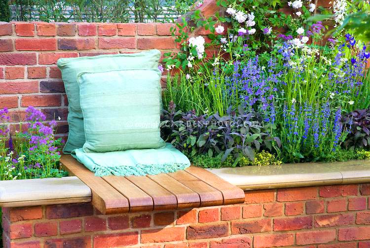 Brick flower bed with seat #flowerbed #brick #garden #gardenideas #landscaping #gardening #decorhomeideas