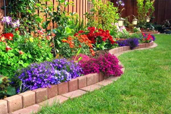 Colorful flowers brick flower bed #flowerbed #brick #garden #gardenideas #landscaping #gardening #decorhomeideas