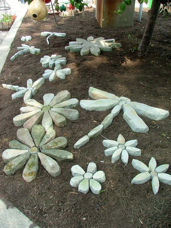 Dragonfly and flower decoration made of stones and rocks #gardens #gardening #gardenideas #stonedragonfly #gardeningtips #decorhomeideas