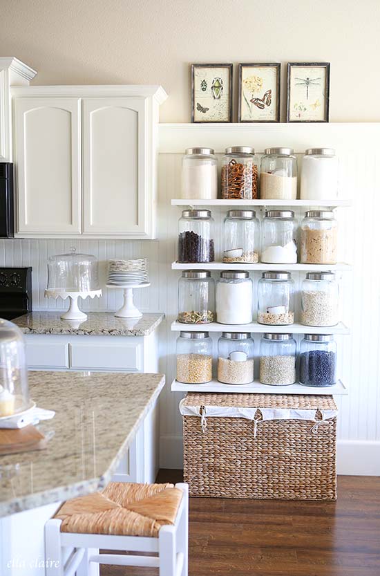 Exposed shelves farmhouse storage idea #farmhouse #farmhousedecor #storage #organization #farmhousestorage #decorhomeideas