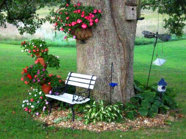 Flower bed around tree with small bench #flowerbed #flowerpot #planter #gardens #gardenideas #gardeningtips #decorhomeideas