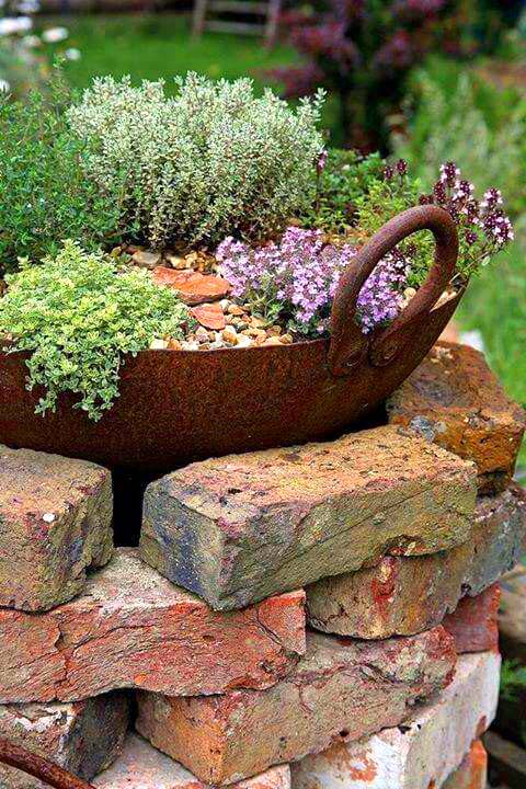 Garden decor brick flower bed #flowerbed #brick #garden #gardenideas #landscaping #gardening #decorhomeideas
