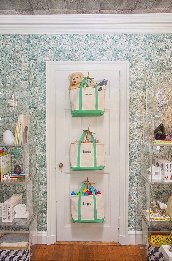 DIY Toy storage from labeled beach bags #toystorage #beachbags #organizer #decorhomeideas