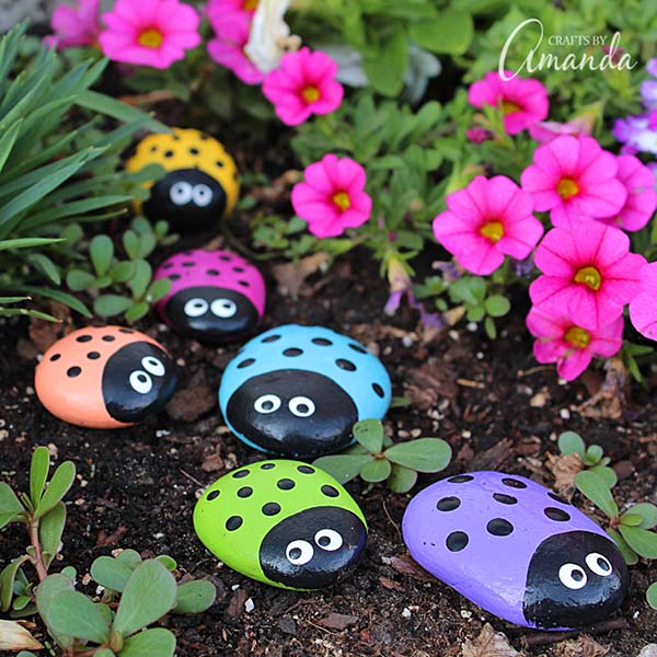 Ladybug painted rocks garden decoration #gardens #gardening #gardenideas #gardeningtips #decorhomeideas