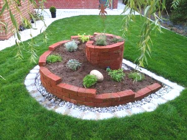Spiral brick flower bed #flowerbed #brick #garden #gardenideas #landscaping #gardening #decorhomeideas