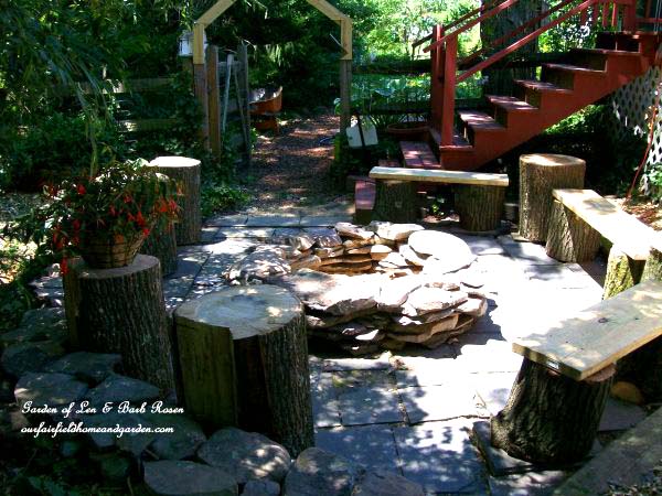 DIY Stacked Stones Outdoor Fire Pit #firepit #firepitideas #diy #garden #decorhomeideas