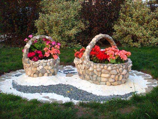 Flower planters like stone baskets #gardens #flowerbed #gardening #gardenideas #gardeningtips #decorhomeideas