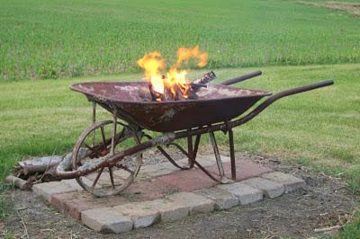 Wheelbarrow Fire Pit Design #firepit #firepitideas #diy #garden #decorhomeideas