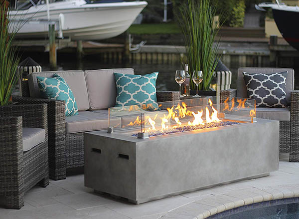 Concrete gas fire pit with glass guard #firepit #gasfirepit #propanefirepit #firepitdesign #decorhomeideas