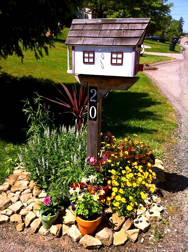 Cottage mailbox flower bed #flowerbed #mailbox #garden #curbappeal #flowers #decorhomeideas