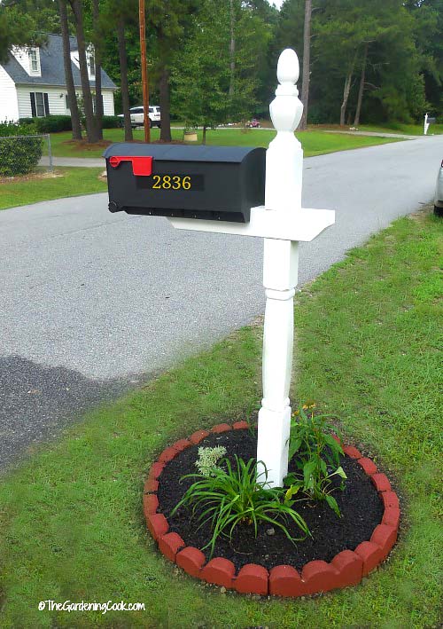 DIY flower bed around mailbox #flowerbed #mailbox #garden #curbappeal #flowers #decorhomeideas