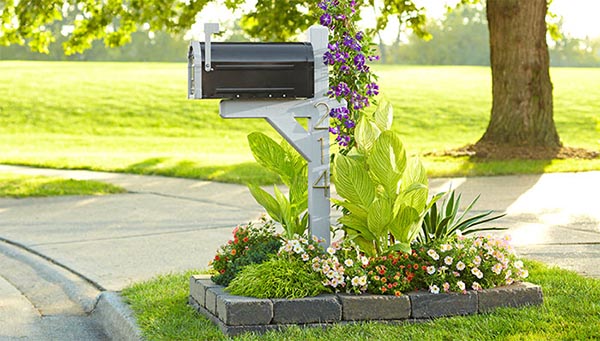 Flower bed around mailbox made of pavers #flowerbed #mailbox #garden #curbappeal #flowers #decorhomeideas