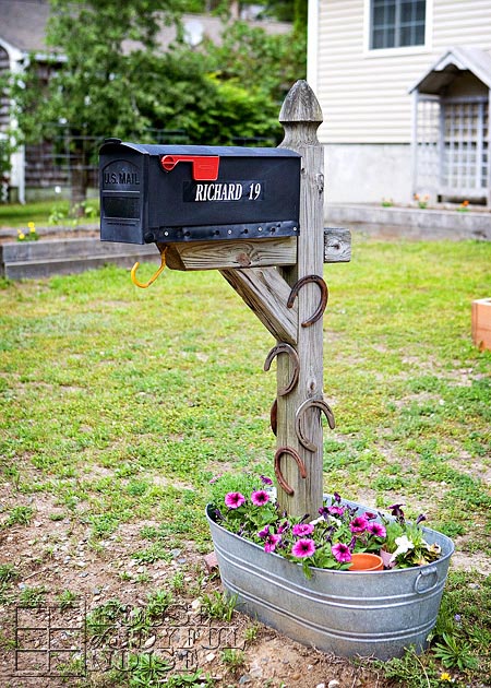 Flower bed around mailbox planter #flowerbed #mailbox #garden #curbappeal #flowers #decorhomeideas