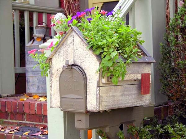 Flower bed over mailbox #flowerbed #mailbox #garden #curbappeal #flowers #decorhomeideas