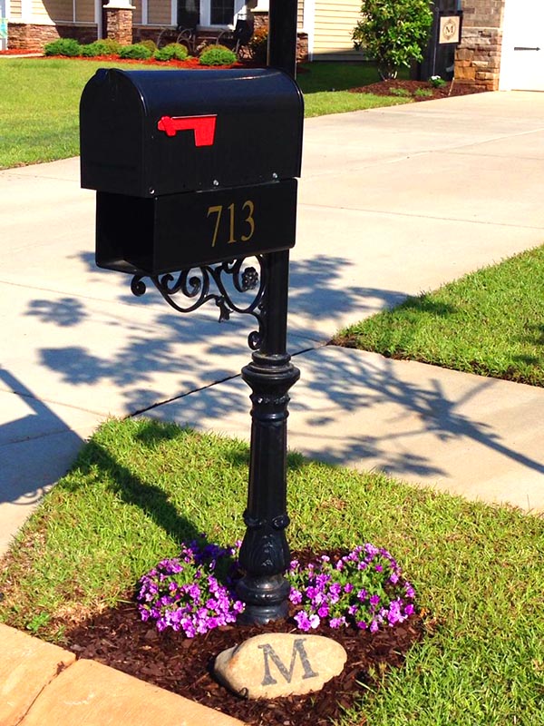 Monogram flower bed mailbox landscaping ideas #flowerbed #mailbox #garden #curbappeal #flowers #decorhomeideas