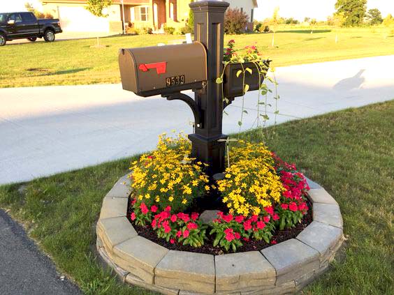 Round flower bed around mailbox #flowerbed #mailbox #garden #curbappeal #flowers #decorhomeideas