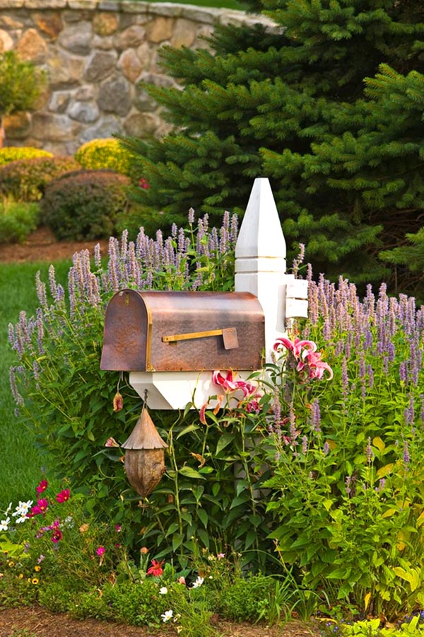 Rustic mailbox flower bed ideas #flowerbed #mailbox #garden #curbappeal #flowers #decorhomeideas