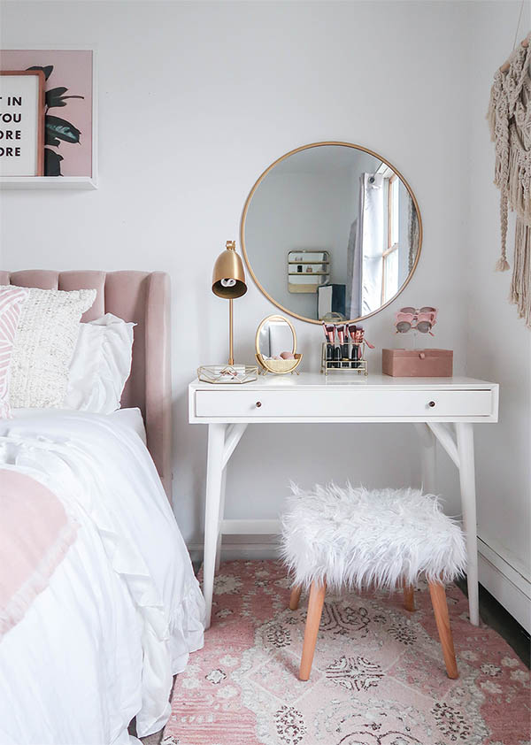 Small bedroom vanity design #vanity #bedroom #vanitybedroom #makeupvanity #homedecor #decorhomeiedeas