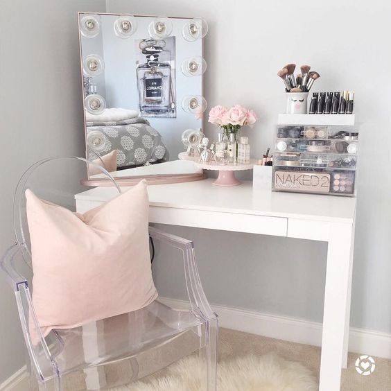 Small white vanity with pink accents #vanity #bedroom #vanitybedroom #makeupvanity #homedecor #decorhomeiedeas