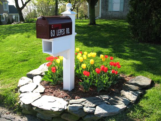 Stone flower bed ideas around mailbox #flowerbed #mailbox #garden #curbappeal #flowers #decorhomeideas