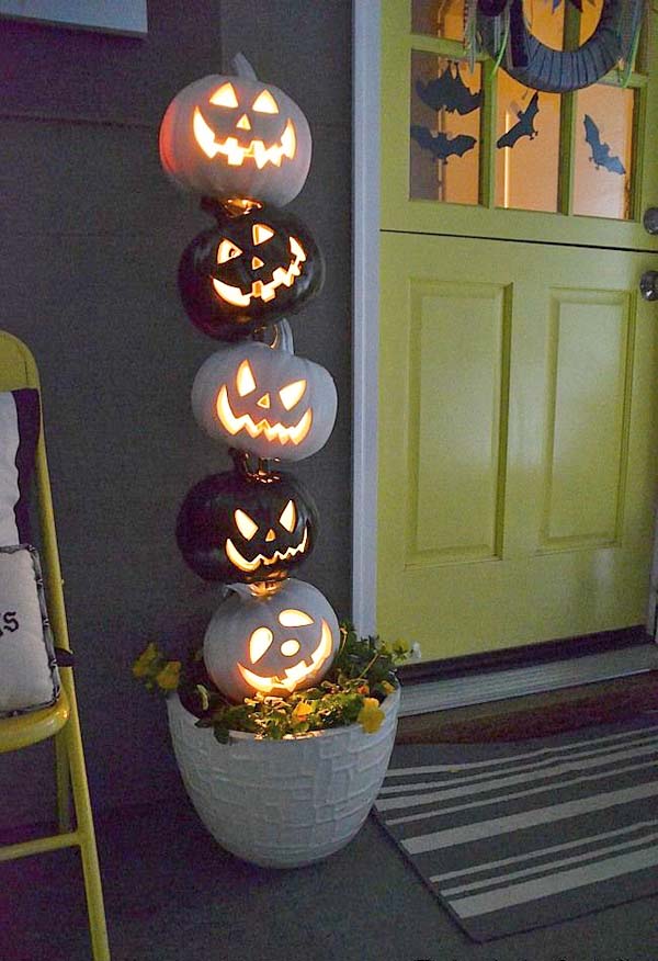 Carved Pumpkins Statement Halloween front porch decoration #halloweendecorations #halloween #diyhalloween #halloweendecor #decorhomeideas