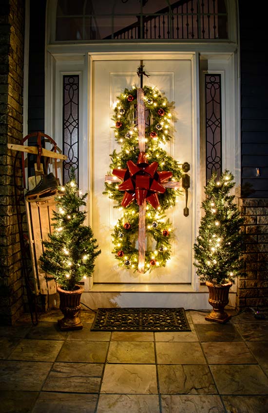 Christmas Wreath Trio Front Porch #Christmasdecoration #Christmas #frontporch #porch #decoration #decorhomeideas