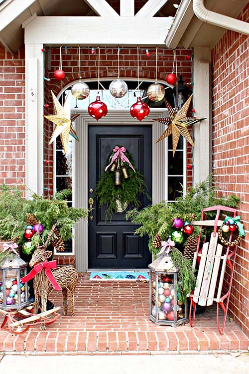 Christmas front porch decoration #Christmasdecoration #Christmas #frontporch #porch #decoration #decorhomeideas