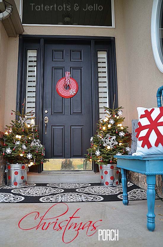 Christmas front porch with trees in pails #Christmasdecoration #Christmas #frontporch #porch #decoration #decorhomeideas