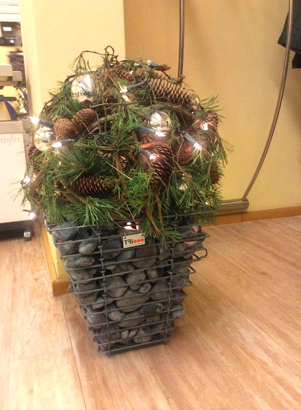 Christmas gabion planter #gabion #gabionplanter #flowerplanter #gardenideas #decorhomeideas