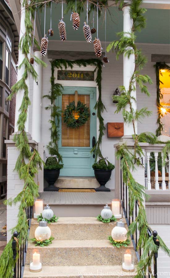 Christmas porch decorating idea #Christmasdecoration #Christmas #frontporch #porch #decoration #decorhomeideas